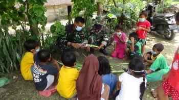  Edukasi Anak Ngrancang, Satgas TMMD Bojonegoro Buatkan Mainan
